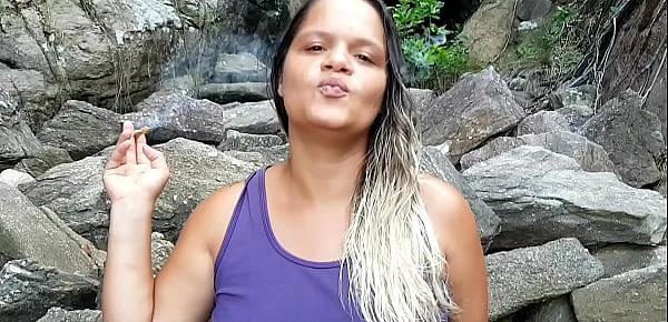  Encontrei uma delicia de mulher na trilha para a belíssima piscina natural localizada no Guarujá  na praia do Pernambuco Brazil . Alex Lima  - Bruxo Fire